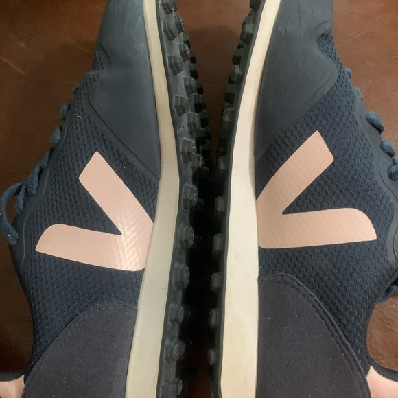 Tennis shoes - Picture 2 of 6